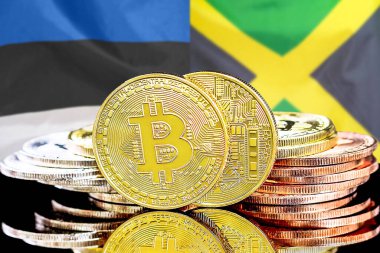 Estonya ve Jamaika bayrağının arka planında bitcoinler var. Estonya ve Jamaika 'daki kripto para birimi ve engelleme teknolojisi yatırımcıları için kavram