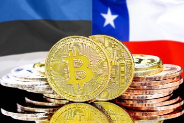 Estonya ve Şili bayrağının arka planında bitcoinler. Estonya ve Şili 'deki kripto para birimi ve engelleme teknolojisi yatırımcıları için kavram