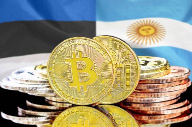 Estonya ve Arjantin bayrağının arka planında bitcoinler. Estonya ve Arjantin 'deki kripto para birimi ve engelleme teknolojisi yatırımcıları için kavram