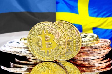 Estonya ve İsveç bayrağının arka planında bitcoin 'ler var. Estonya ve İsveç 'teki kripto para birimi ve engelleme teknolojisi yatırımcıları için kavram