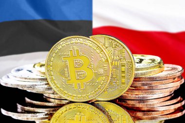 Estonya ve Polonya bayrağının arka planında bitcoin 'ler var. Estonya ve Polonya 'daki kripto para birimi ve engelleme teknolojisi yatırımcıları için kavram