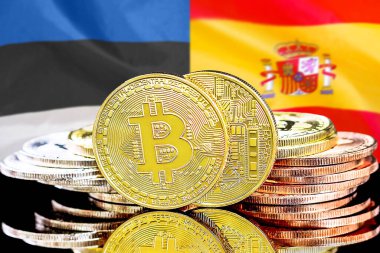 Estonya ve İspanya bayrağının arka planında bitcoinler. Estonya ve İspanya 'daki kripto para birimi ve engelleme teknolojisi yatırımcıları için kavram