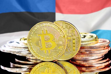 Estonya ve Lüksemburg bayrağının arka planında bitcoinler. Estonya ve Lüksemburg 'daki kripto para birimi ve engelleme teknolojisi yatırımcıları için kavram