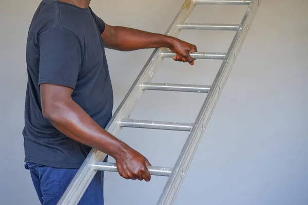 Trabalhador Afro Segurando Uma Escada Alumínio Trabalhador Planta Com Escada — Fotografia de Stock