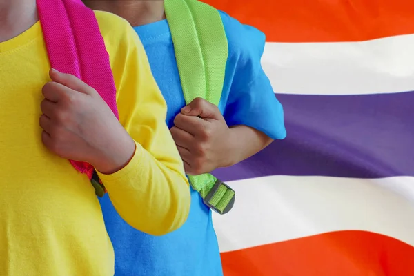 Dos Niños Con Mochilas Fondo Bandera Tailandia Concepto Criar Educar —  Fotos de Stock