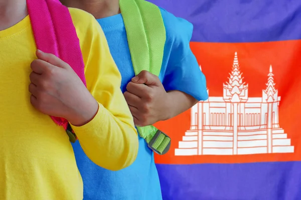 Dos Niños Con Mochilas Fondo Bandera Camboya Concepto Criar Educar —  Fotos de Stock