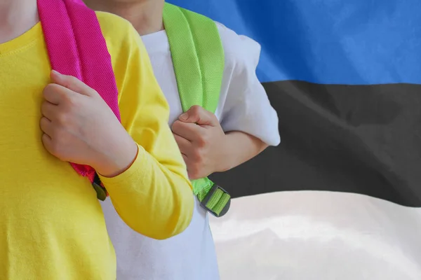 Zwei Kinder Mit Schulranzen Hintergrund Der Estnischen Flagge Das Konzept — Stockfoto