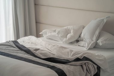 Komik bir geceden sonra bitmemiş ya da dağınık bir yatak, yeni evli bir çiftin seksi. Dekorasyon odası olan kirli bir yatak. Kullanılmış çarşaf, çarşaf ve yastıklar berbat