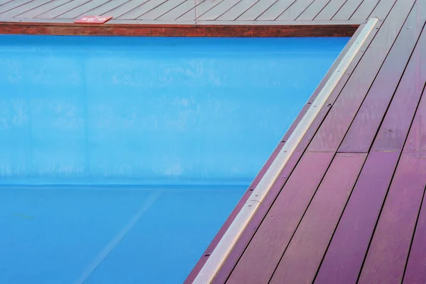 夏は水なしの空のプール 水のない青のプール — ストック写真