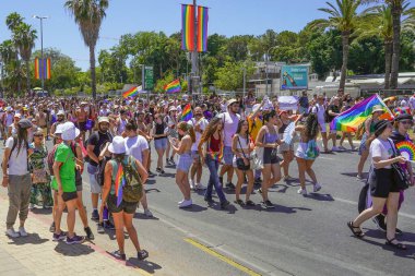 Tolerans 'ta gökkuşağı bayrakları takan kalabalığın görüntüsü. Tel Aviv 'de gökkuşağı bayraklı genç kızlar ve oğlanlar. Geleneksel LGBT geçit töreni. 10 Haziran 2022. Tel Aviv 'de. İsrail