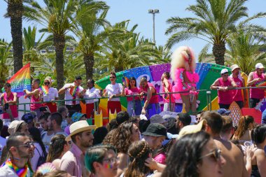 Tolerans 'ta gökkuşağı bayrakları takan kalabalığın görüntüsü. Tel Aviv 'de gökkuşağı bayraklı genç kızlar ve oğlanlar. Geleneksel LGBT geçit töreni. 10 Haziran 2022. Tel Aviv 'de. İsrail
