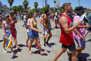 Tolerans 'ta gökkuşağı bayrakları takan insanların görüntüsü. Tel Aviv 'de gökkuşağı bayraklı genç kızlar ve oğlanlar. Geleneksel LGBT geçit töreni. 10 Haziran 2022. Tel Aviv 'de. İsrail
