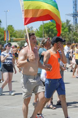 Gay Onur Yürüyüşü 'nde gökkuşağı bayrağı taşıyan iki adamın portresi. Geleneksel LGBT geçit töreni. Hoşgörü geçidi. Gay onur yürüyüşünde gökkuşağı bayrakları. 10 Haziran 2022. Tel Aviv 'de. İsrail