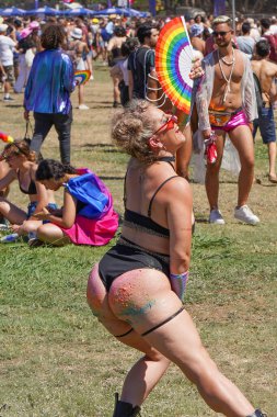 Gay Onur Yürüyüşü 'ndeki neşeli lezbiyenin portresi. Geleneksel LGBT geçit töreni. Hoşgörü geçidi. Gay onur yürüyüşünde gökkuşağı bayrakları. 10 Haziran 2022. Tel Aviv 'de. İsrail