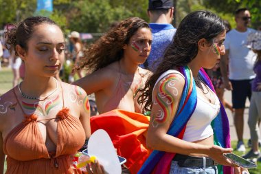 Gay Onur Yürüyüşü 'ndeki üç lezbiyenin portresi. Geleneksel LGBT geçit töreni. Hoşgörü geçidi. Gay onur yürüyüşünde gökkuşağı bayrakları. 10 Haziran 2022. Tel Aviv 'de. İsrail