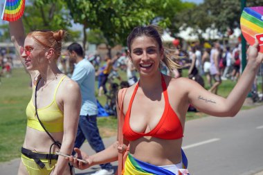 Gay Onur Yürüyüşü 'ndeki iki neşeli lezbiyenin portresi. Geleneksel LGBT geçit töreni. Hoşgörü geçidi. Gay onur yürüyüşünde gökkuşağı bayrakları. 10 Haziran 2022. Tel Aviv 'de. İsrail