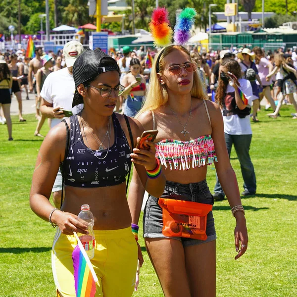 Dwie Wesołe Lesbijki Paradzie Gay Pride Coroczna Parada Lgbt Parada — Zdjęcie stockowe