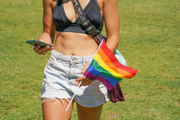 Eine Lesbische Frau Bei Einer Schwulenparade Mit Einer Regenbogenfahne Toleranzparade — Stockfoto