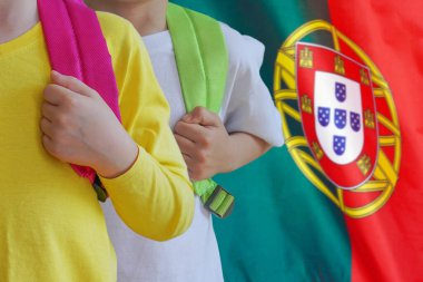 Portekiz bayrağı çantalı iki çocuk. Portekiz 'de çocuk yetiştirme ve eğitme kavramı