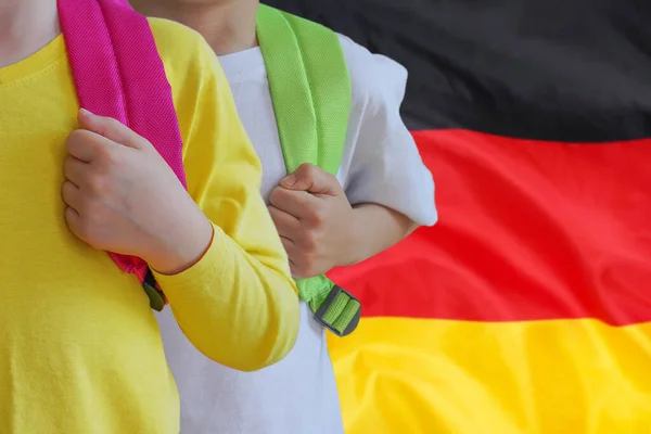 Dwoje Dzieci Torbami Tle Flagi Niemiec Koncepcja Wychowania Edukacji Dzieci — Zdjęcie stockowe