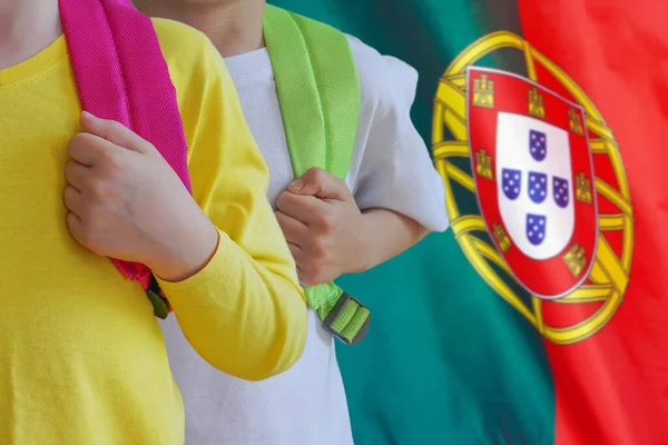 Dwoje Dzieci Torbami Tle Portugalskiej Flagi Pojęcie Wychowania Edukacji Dzieci — Zdjęcie stockowe