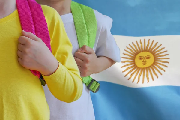 Dos Niños Con Mochilas Fondo Bandera Argentina Concepto Crianza Educación —  Fotos de Stock