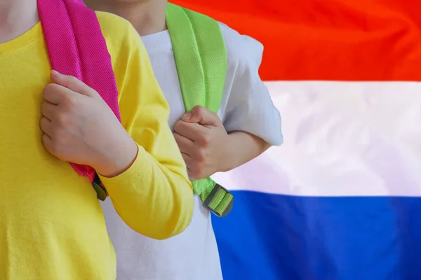 Twee Kinderen Met Een Boekentafel Achtergrond Van Nederlandse Vlag Concept — Stockfoto