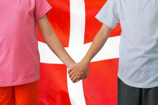 Két Gyerek Csatlakozott Zászlóhoz Dánia Hátterében Fiú Lány Kéz Kézben — Stock Fotó