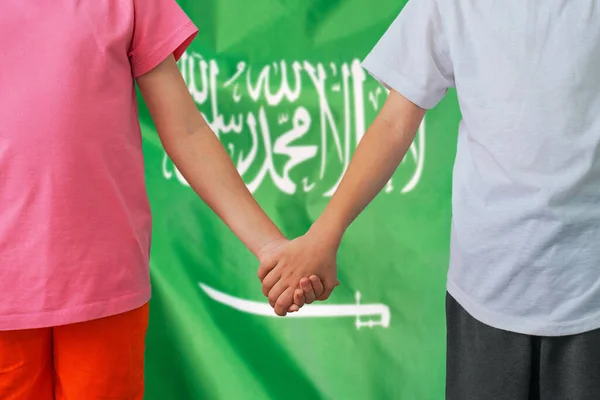 Deux Enfants Ont Uni Leurs Mains Sur Fond Drapeau Arabie — Photo