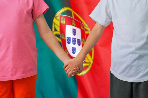 2人の子供がポルトガルの国旗を手にした 男の子と女の子はポルトガルの国旗に手を携えて参加した ポルトガルにおける家族と子育ての概念 — ストック写真