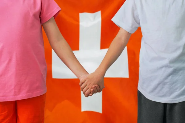 Deux Enfants Ont Uni Leurs Mains Sur Fond Drapeau Suisse — Photo