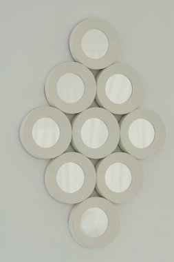 Ayna duvarda. Ayna beyaz çerçeveye yerleştirilir