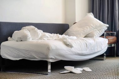 Komik bir geceden sonra bitmemiş ya da dağınık bir yatak, yeni evli bir çiftin seksi. Dekorasyon odası olan kirli bir yatak. Kullanılmış çarşaf, çarşaf ve yastıklar berbat