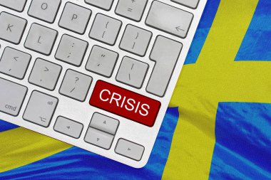 Kırmızı düğmeli beyaz bilgisayar klavyesi. İsveç bayrağında kriz haberi var. Küresel ekonomik, politik ve finansal kriz. İsveç 'te ekonomik kriz ve ekonomik durgunluk