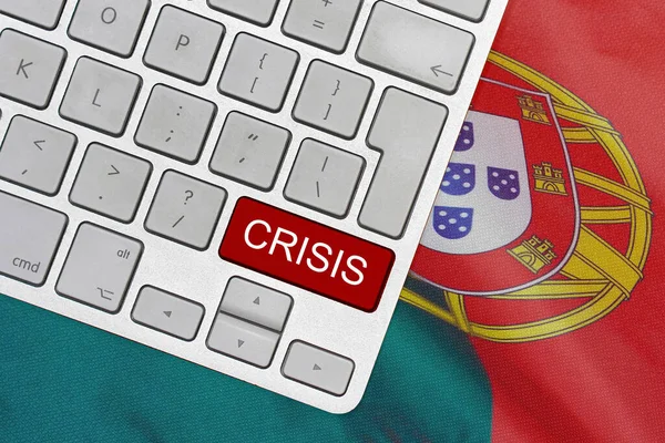 Bílá Počítačová Klávesnice Červeným Tlačítkem Slovem Krize Pozadí Portugalské Vlajky — Stock fotografie