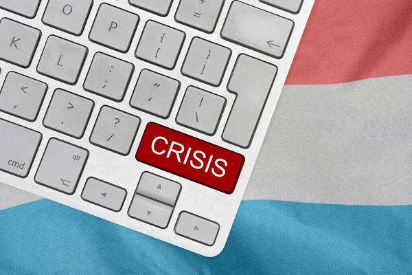 Weiße Computertastatur Mit Rotem Knopf Mit Krisenwort Auf Dem Hintergrund — Stockfoto