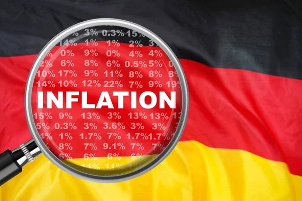 Büyüteç Enflasyon Sözcüğünün Almanya Bayraklı Arka Planına Odaklandı Faiz Artırımı — Stok fotoğraf