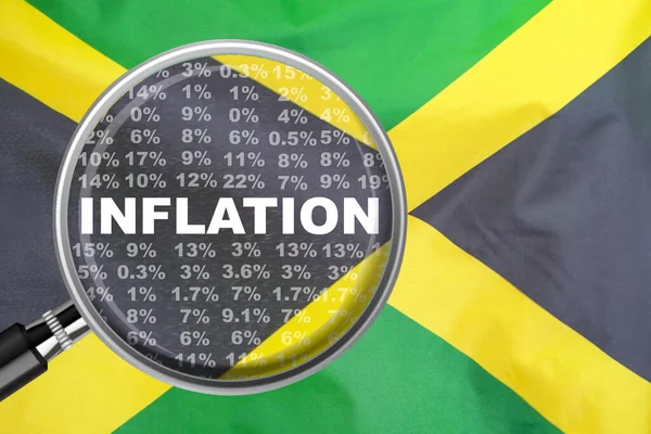 Büyüteç Jamaika Bayrağı Arkaplanındaki Enflasyon Kelimesine Odaklandı Faiz Artırımı Enflasyon — Stok fotoğraf