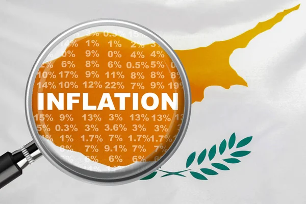 Büyüteç Kıbrıs Bayrağı Arkaplanındaki Enflasyon Kelimesine Odaklandı Faiz Artırımı Enflasyon — Stok fotoğraf