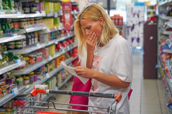 Женщина Выглядит Шокированной Бумажной Проверкой Роста Цен Супермаркете Инфляции Расстроенная — стоковое фото