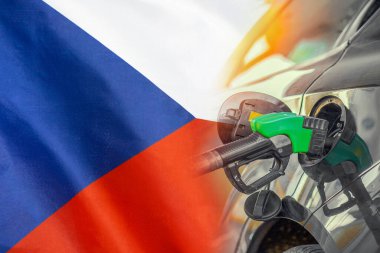 Çek Cumhuriyeti bayraklarında yakıt enjektörü olan bir araba. Nüfus için rekor fiyatlar yakıt. Çek Cumhuriyeti 'nde enerji ve akaryakıt krizi sırasında benzin fiyatlarına zam