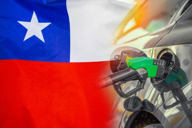 Şili bayrağı geçmişinde yakıt enjektörü olan bir araba. Nüfus için rekor fiyatlar yakıt. Şili 'deki enerji ve akaryakıt krizi sırasında benzin fiyatlarında artış