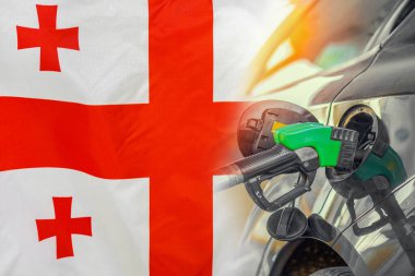 Georgia bayrağı arkaplanda yakıt enjektörü olan bir araba. Nüfus için rekor fiyatlar yakıt. Gürcistan 'daki enerji ve akaryakıt krizi sırasında benzin fiyatlarında artış