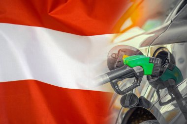 Avusturya bayrağında yakıt enjektörü olan bir araba. Nüfus için rekor fiyatlar yakıt. Avusturya 'daki enerji ve akaryakıt krizi sırasında benzin fiyatlarında artış