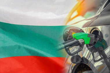 Bulgaristan 'ın arka planında yakıt enjektörü olan bir araba. Nüfus için rekor fiyatlar yakıt. Bulgaristan 'da enerji ve akaryakıt krizi sırasında benzin fiyatlarına zam
