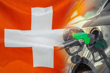 İsviçre bayraklarında yakıt enjektörü olan bir araba. Nüfus için rekor fiyatlar yakıt. İsviçre 'de enerji ve akaryakıt krizi sırasında benzin fiyatlarında artış