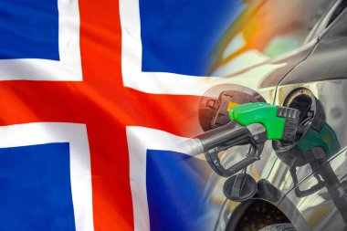 İzlanda 'nın arka planında yakıt enjektörü olan bir araba. Nüfus için rekor fiyatlar yakıt. İzlanda 'daki enerji ve akaryakıt krizi sırasında benzin fiyatlarında artış