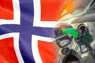 Norveç bayraklarında yakıt enjektörü olan bir araba. Nüfus için rekor fiyatlar yakıt. Norveç 'teki enerji ve akaryakıt krizi sırasında benzin fiyatları arttı