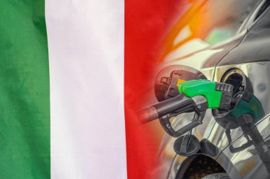 İtalya 'nın arka planında yakıt enjektörü olan bir araba. Nüfus için rekor fiyatlar yakıt. İtalya 'da enerji ve akaryakıt krizi sırasında benzin fiyatlarında artış