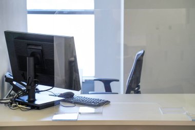 Ofiste boş bir işyeri var. Ofis manzarası, insan yok. Çalışanları için bilgisayarı olan bir şirketin boş çalışma alanı